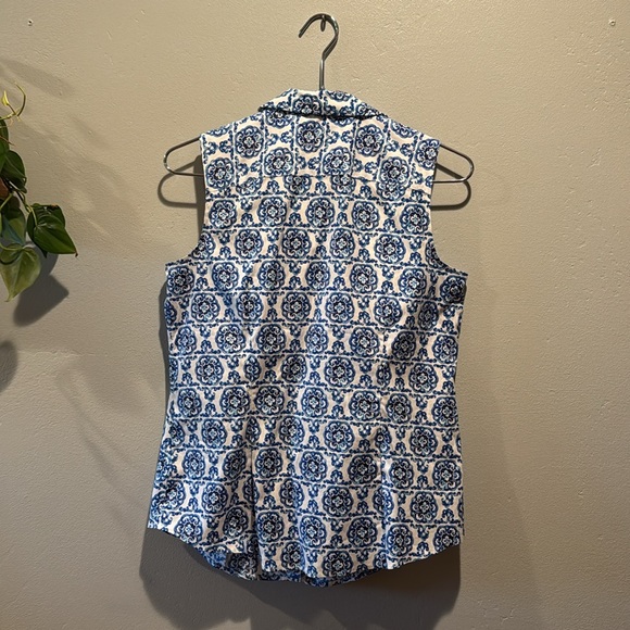 Talbots Perfect Shirt Scroll Medallion Sleeveless Non Iron Blue and White Top - Picture 12 of 12